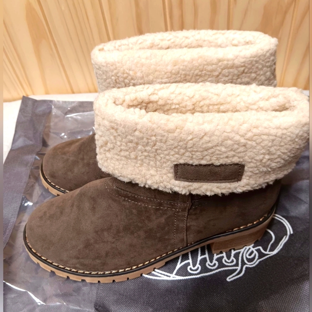 Women's  Ankle Boots with Cream Fur Lining NWOT